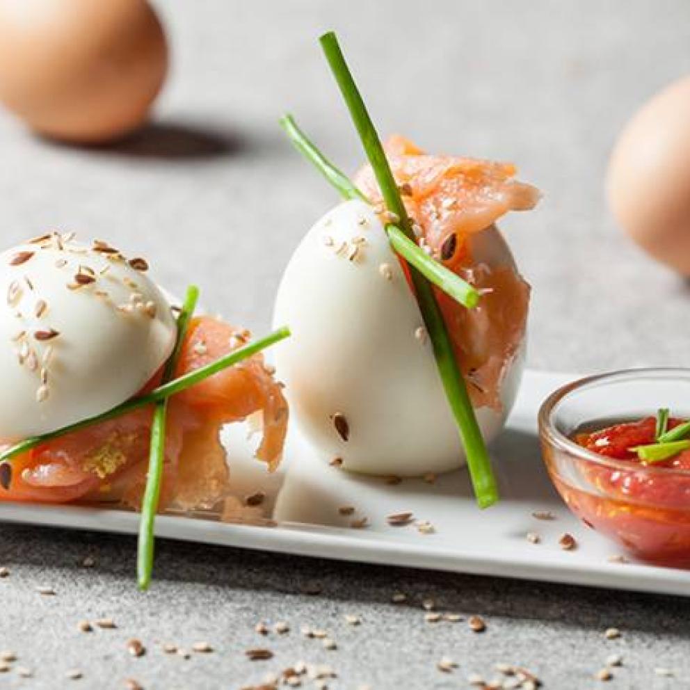 Uova sode erba cipollina e salmone