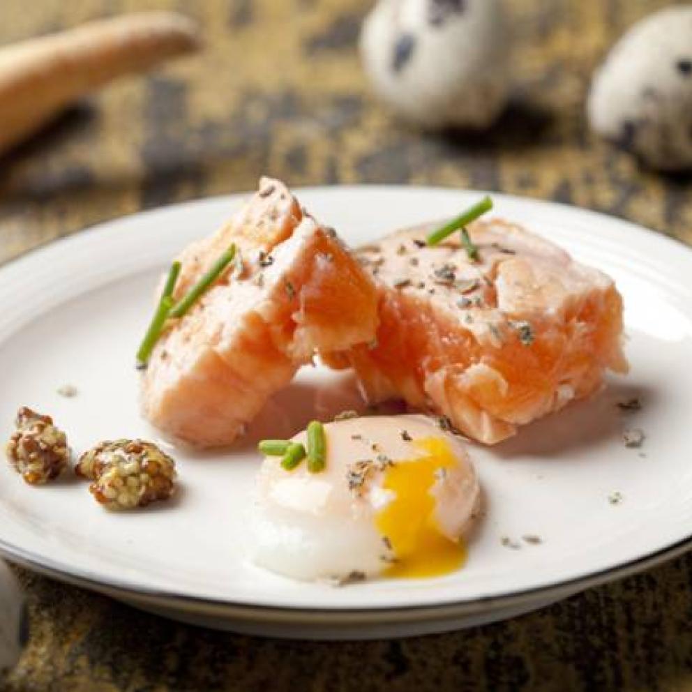 Uova di quaglia in camicia con salmone