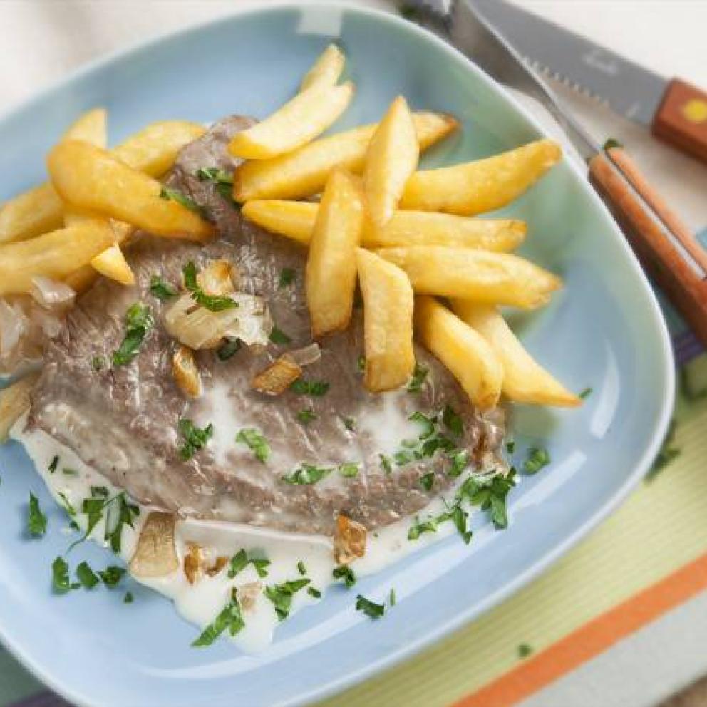 Vitello all'aglio con patate fritte