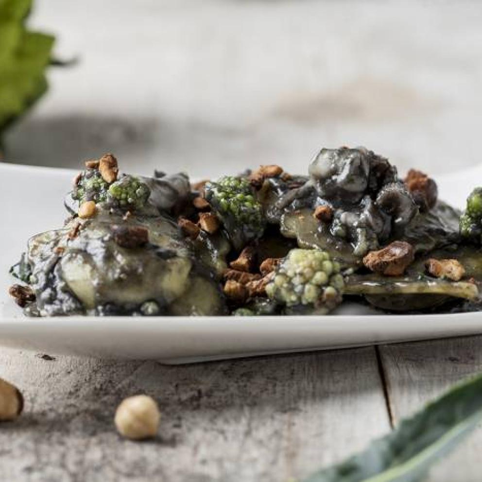 Ravioli al nero con romanesco e noccioline