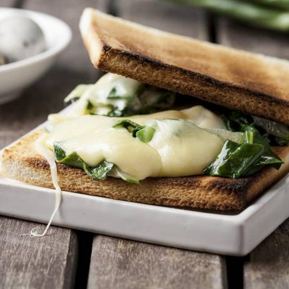 Toast croccanti, uova di quaglia e bietole