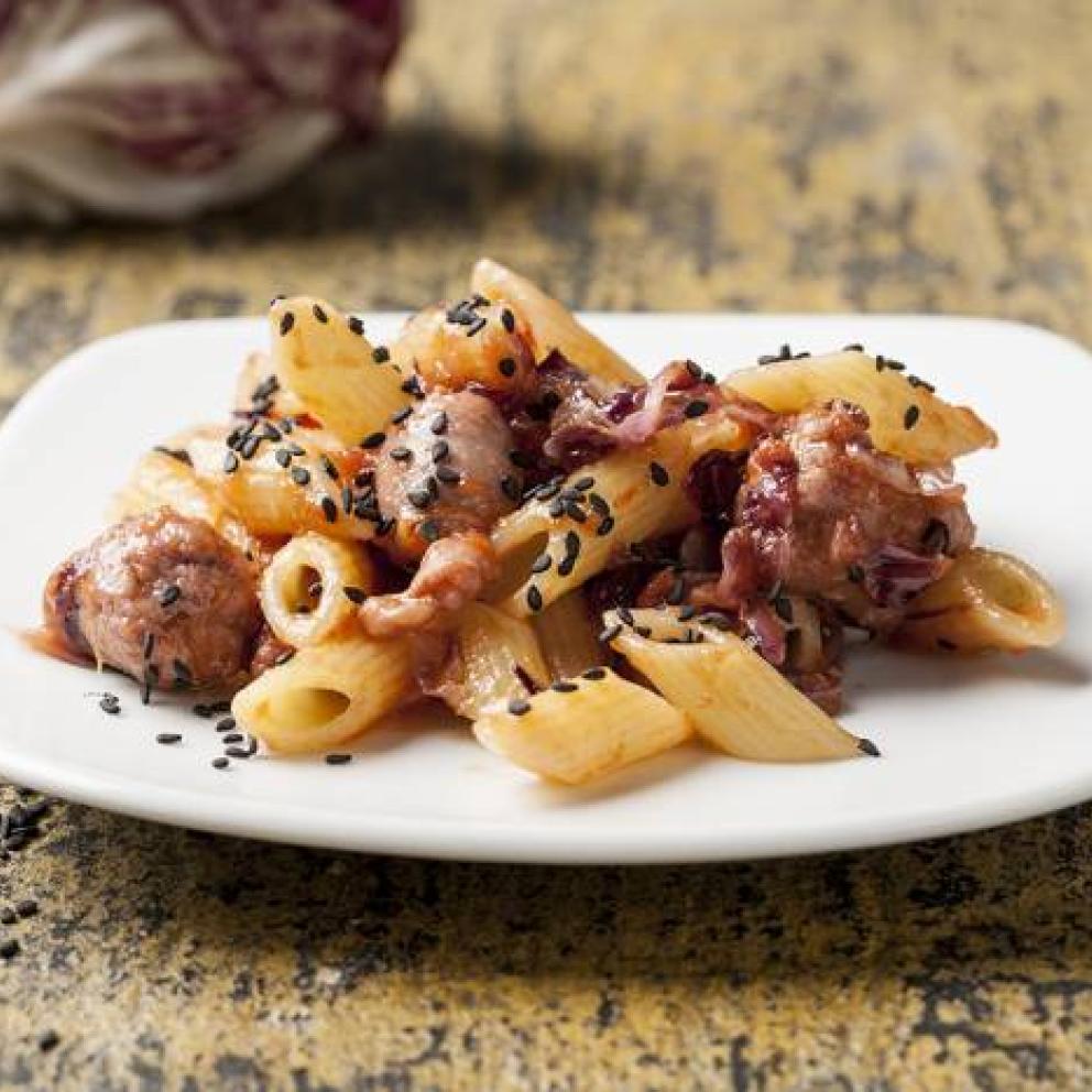 Mezzepenne radicchio salsiccia e sesamo