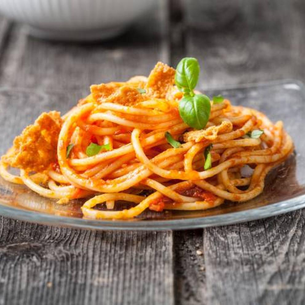 Spaghetti di grano duro pomodoro e basilico con chips di parmigiano