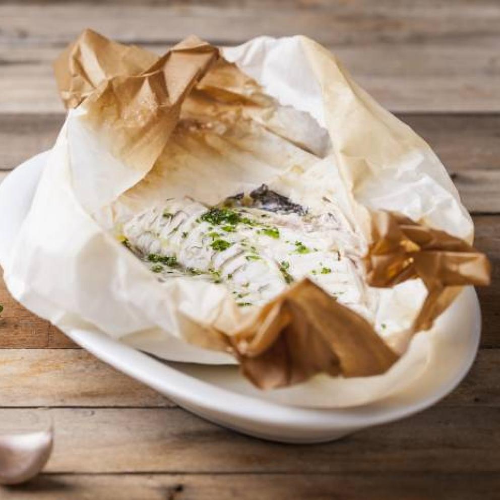 Pesce al cartoccio con erbe aromatiche