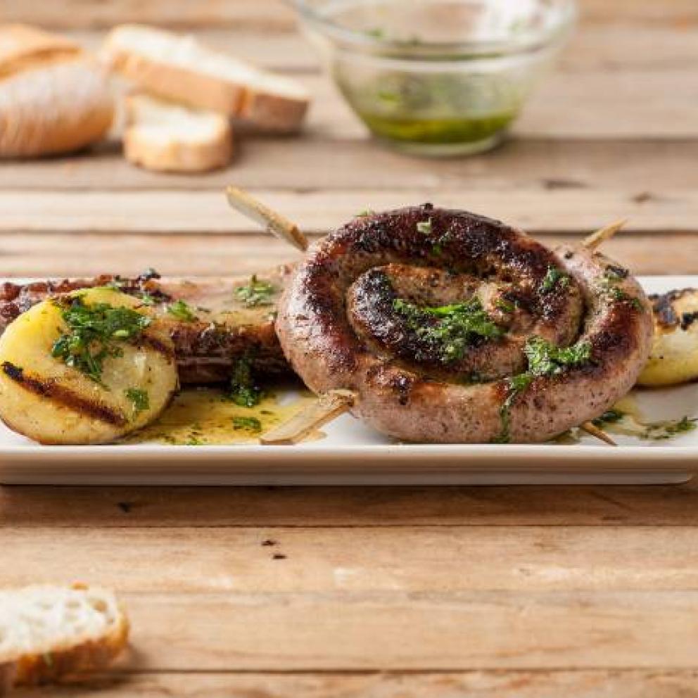 Grigliata di carne e patate con bagnetto verde