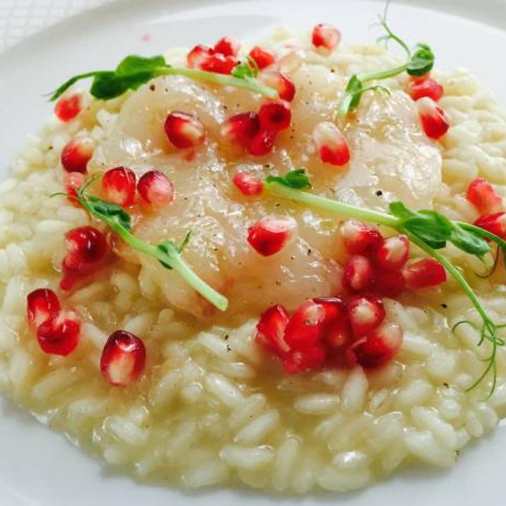 Risotto al Franciacorta, vaniglia e lemongrass con tartare di scampi e melograno"