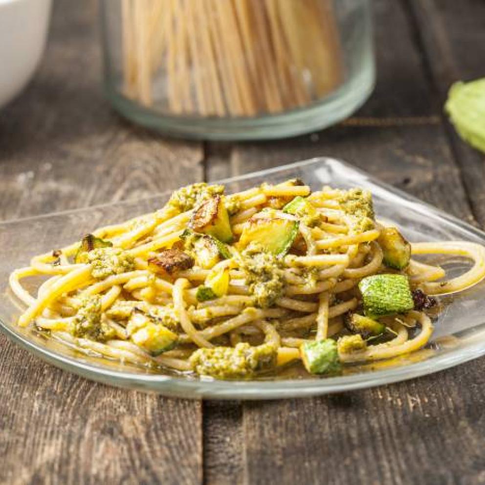 Spaghetti di farro con zucchine e pesto