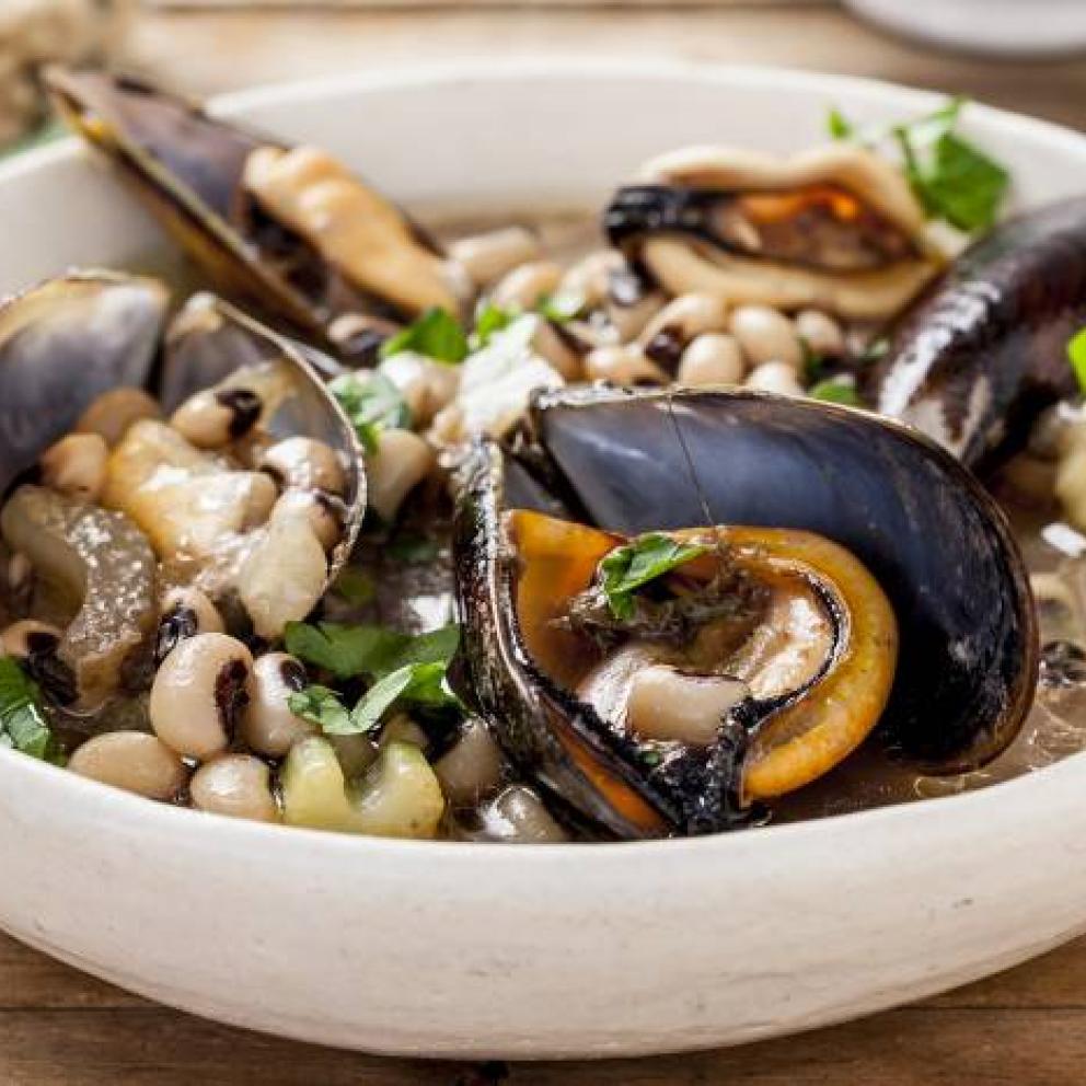 Zuppa di fagioli dell’occhio e cozze