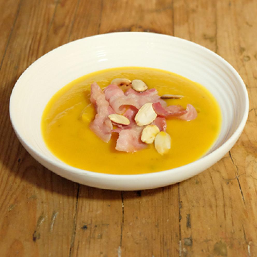 Zuppa di zucca con bacon e mandorle