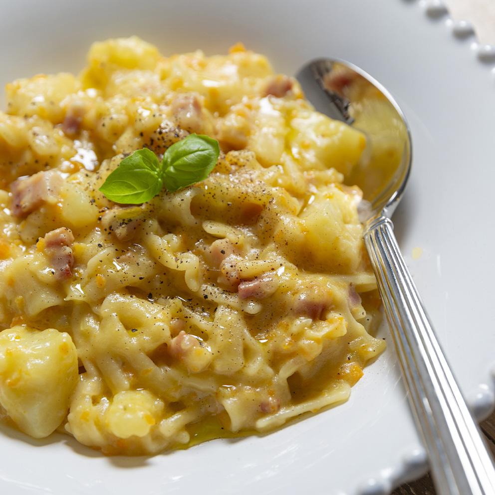 Pasta e patate con provola e pancetta