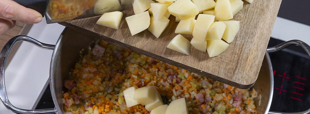 Pasta e patate con provola e pancetta