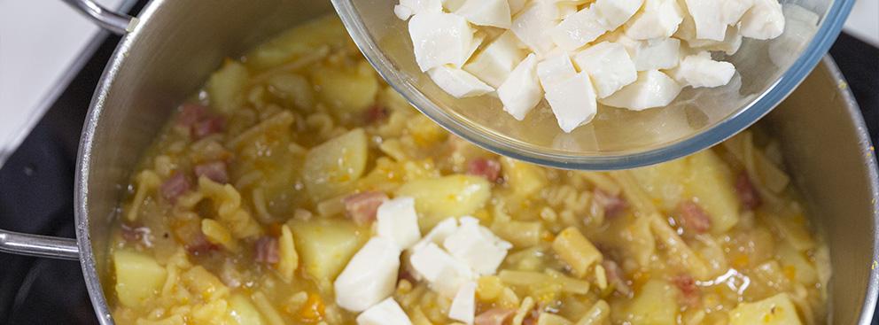 Pasta e patate con provola e pancetta