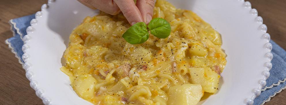 Pasta e patate con provola e pancetta