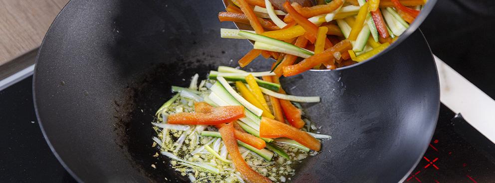 Spaghetti di soia con verdure e gamberi