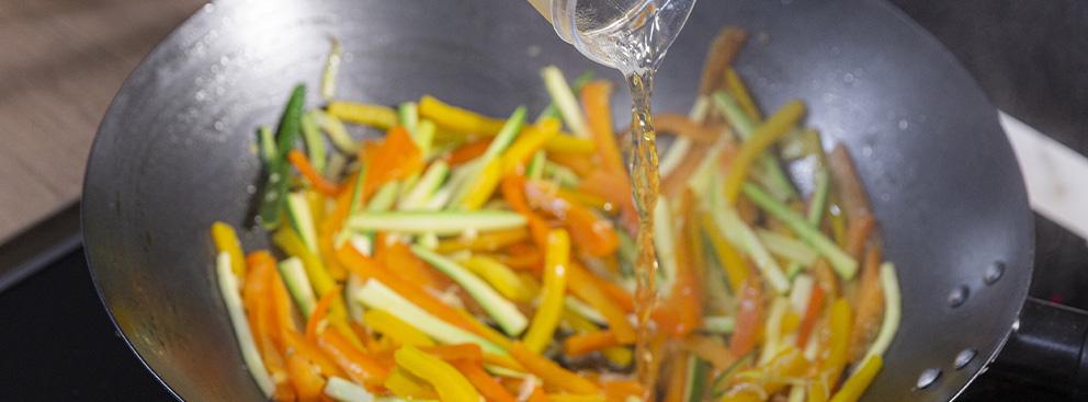 Spaghetti di soia con verdure e gamberi