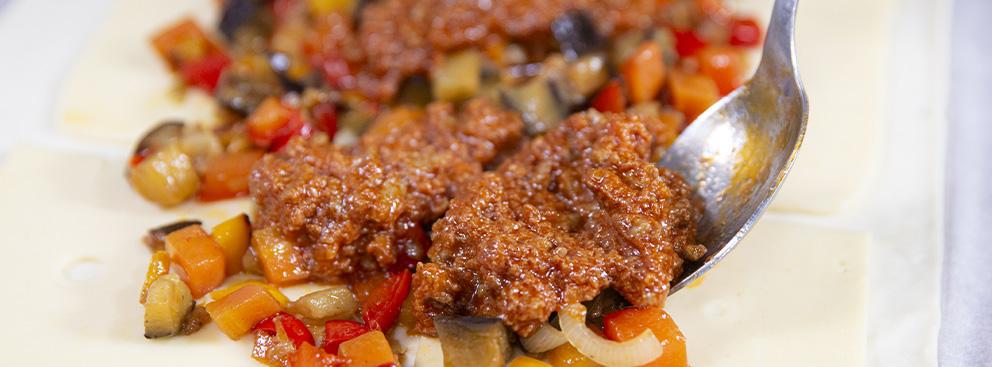 Strudel di ragù, verdure e formaggio