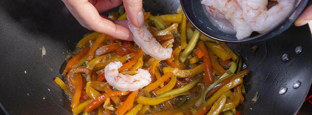 Spaghetti di soia con verdure e gamberi