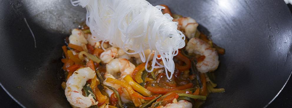 Spaghetti di soia con verdure e gamberi