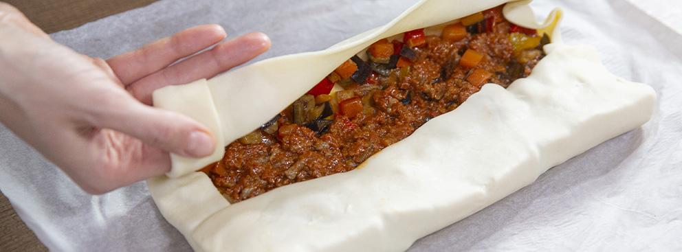 Strudel di ragù, verdure e formaggio