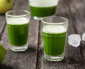 Smoothie spinaci, lime, sedano e mele verdi