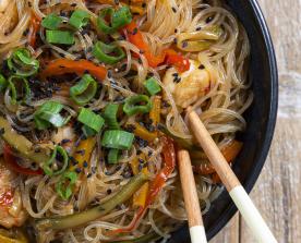 Spaghetti di soia con verdure e gamberi 